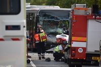 Šílená nehoda v Kojeticích: 11 zraněných po srážce aut a autobusu!