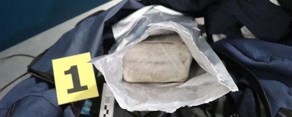 Celníci na pražském letišti zadrželi muže, který pašoval 4,6 kilogramu kokainu.