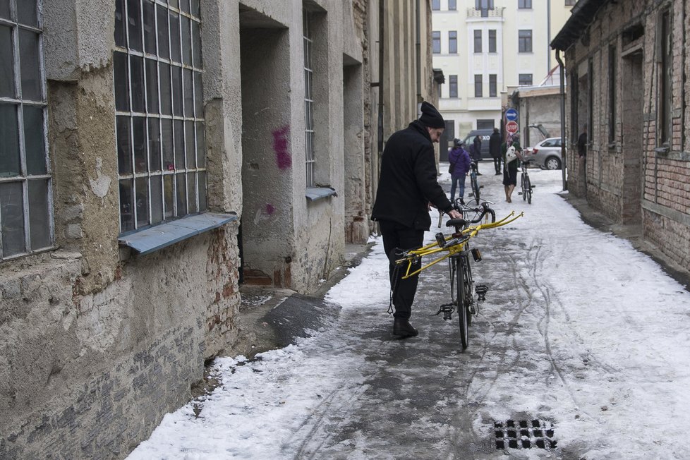 Kola, náhradní díly a další součástky byly ani ne za hodinu skoro pryč. Lidi se na kola zdarma vrhali jako šílení.