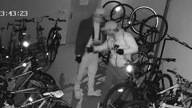 Dva zloději ukradli v noci na 24. ledna 2022 z kolárny v Praze 4 šest bicyklů.