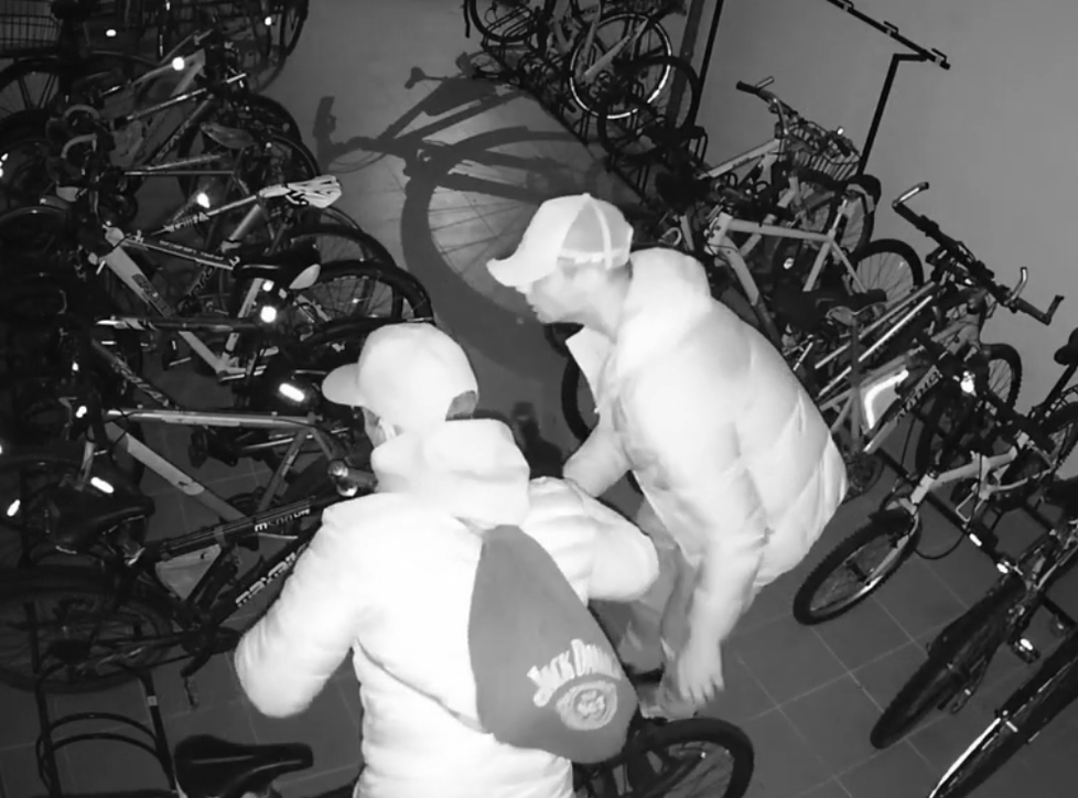 Dva zloději ukradli v noci na 24. ledna 2022 z kolárny v Praze 4 šest bicyklů.