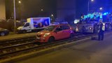 Bizarní výjev v Řepích: Muž vjel s autem do kolejiště a uvázl tam! Nadýchal dvě promile