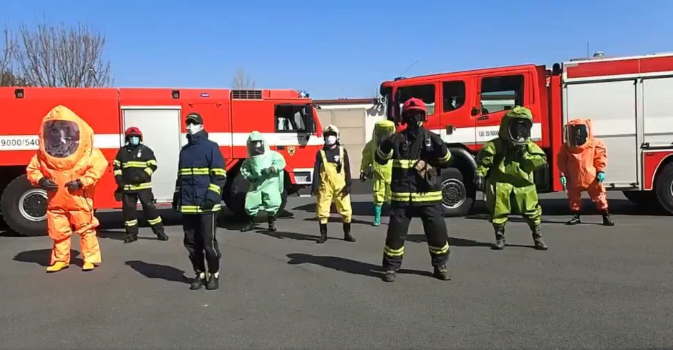 Záchranné a bezpečnostní složky tancem radí, jak se preventivně chránit proti koronaviru. Pracovníci České pošty zase zpívají Není nutno.