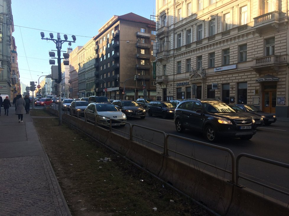 Kolony v Legerově ulici se kvůli prasklému potrubí táhnou až k Budějovické.