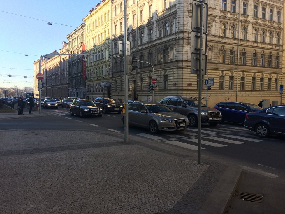 Kolony v Legerově ulici dosahovaly v pondělí dopoledne až k Budějovické.