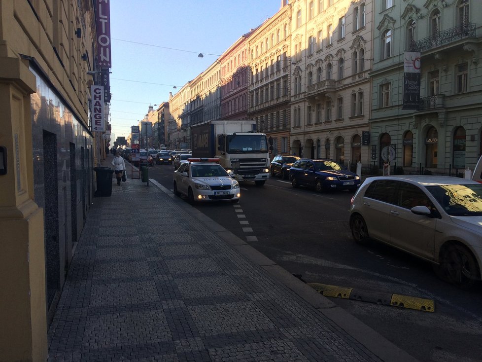 Kolony v Legerově ulici dosahovaly v pondělí dopoledne až k Budějovické.