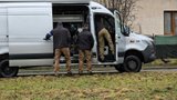 Velký zásah v Kolovratech: Policisté i hasiči řeší podomácku vyrobenou výbušninu