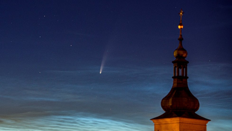 Nad Prahou proletěla nejjasnější kometa za 13 let Neowise.