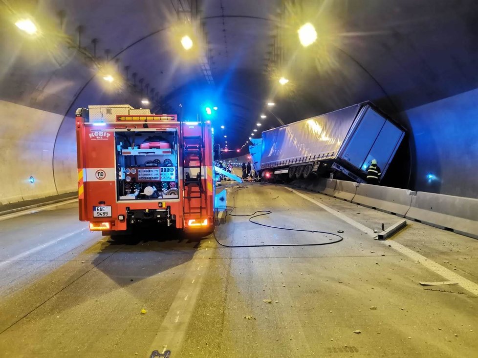 Pražské záchranné a bezpečnostní složky zasahovali v noci z pátku na sobotu v Komořanském tunelu. Kamion narazil do zdi a zůstal na boku. Zemřela jedna osoba.