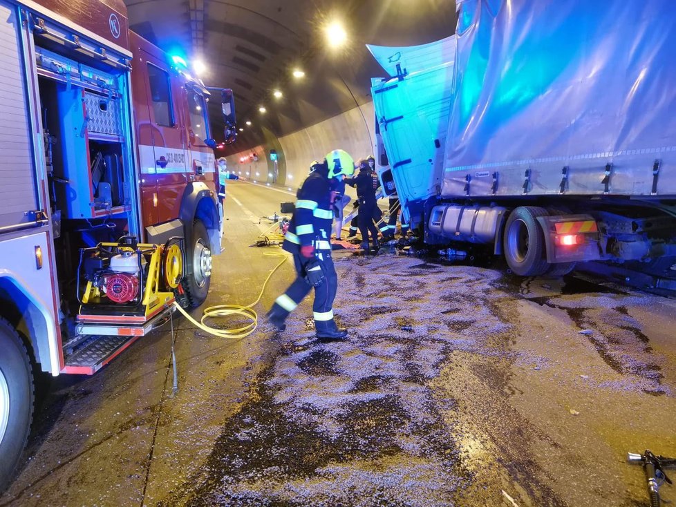 Pražské záchranné a bezpečnostní složky zasahovaly v noci z pátku na sobotu v Komořanském tunelu. Kamion narazil do zdi a zůstal na boku. Zemřela jedna osoba.