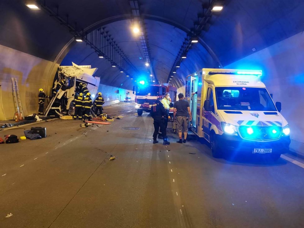 Pražské záchranné a bezpečnostní složky zasahovaly v noci z pátku na sobotu v Komořanském tunelu. Kamion narazil do zdi a zůstal na boku. Zemřela jedna osoba.