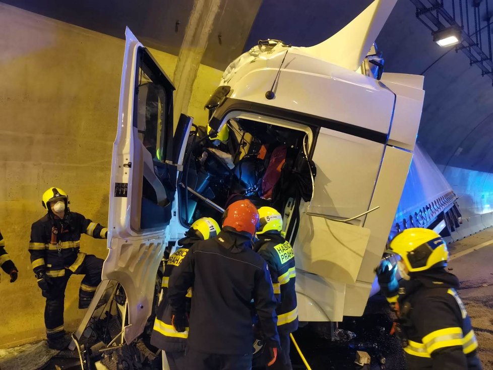 Pražské záchranné a bezpečnostní složky zasahovali v noci z pátku na sobotu v Komořanském tunelu. Kamion narazil do zdi a zůstal na boku. Zemřela jedna osoba.