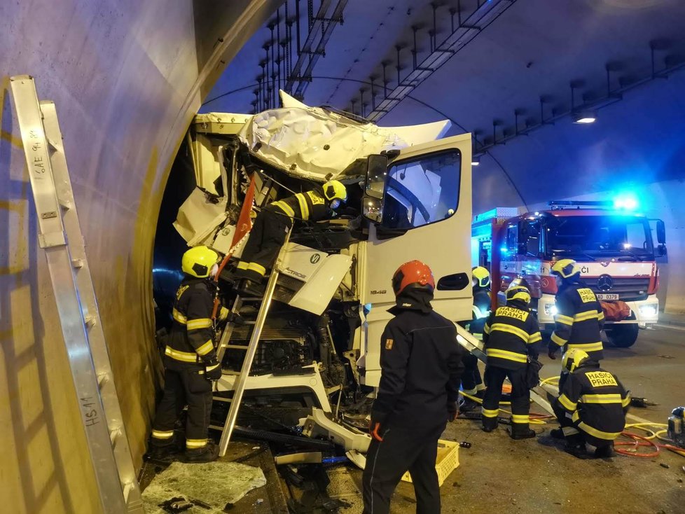 Pražské záchranné a bezpečnostní složky zasahovaly v noci z pátku na sobotu v Komořanském tunelu. Kamion narazil do zdi a zůstal na boku. Zemřela jedna osoba.