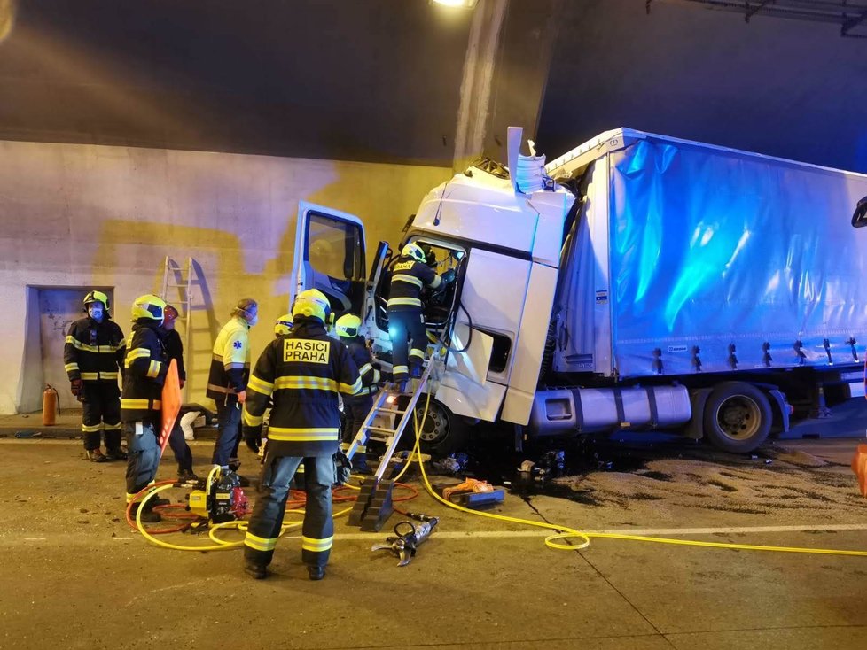 Pražské záchranné a bezpečnostní složky zasahovali v noci z pátku na sobotu v Komořanském tunelu. Kamion narazil do zdi a zůstal na boku. Zemřela jedna osoba.