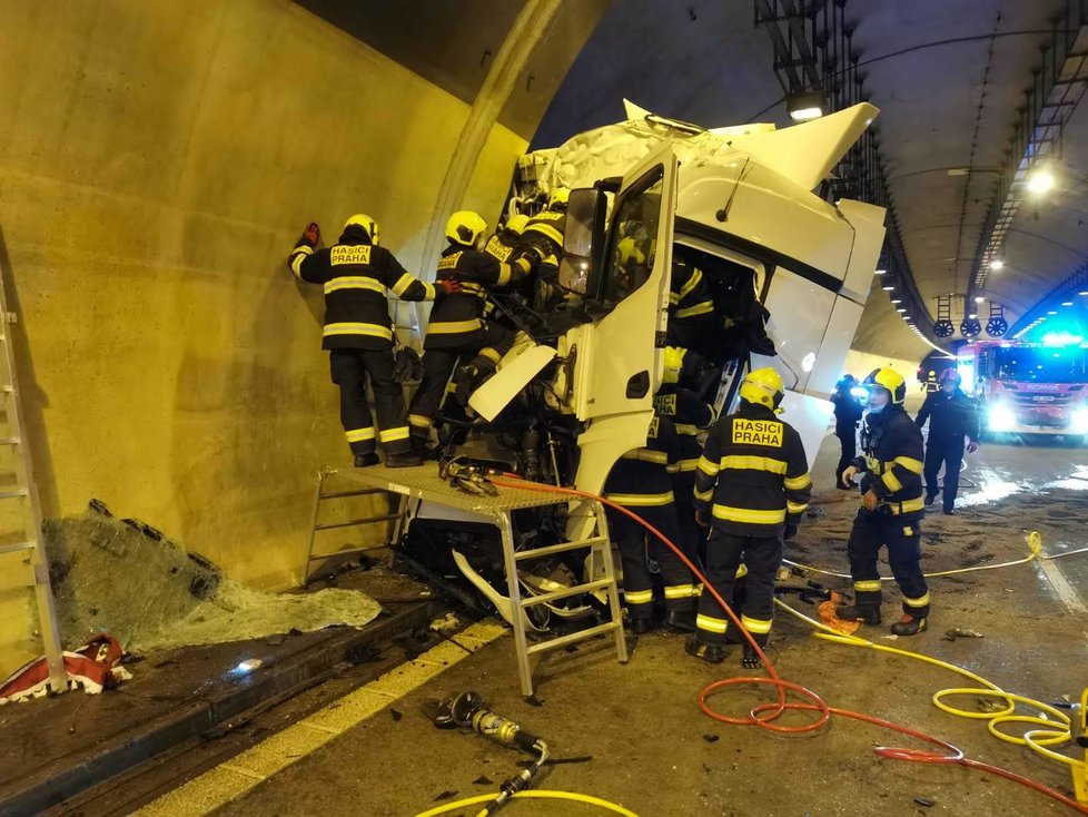 Pražské záchranné a bezpečnostní složky zasahovaly v noci z pátku na sobotu v Komořanském tunelu. Kamion narazil do zdi a zůstal na boku. Zemřela jedna osoba.