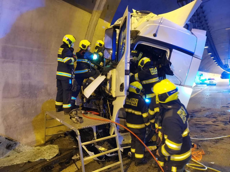 Pražské záchranné a bezpečnostní složky zasahovaly v noci z pátku na sobotu v Komořanském tunelu. Kamion narazil do zdi a zůstal na boku. Zemřela jedna osoba.