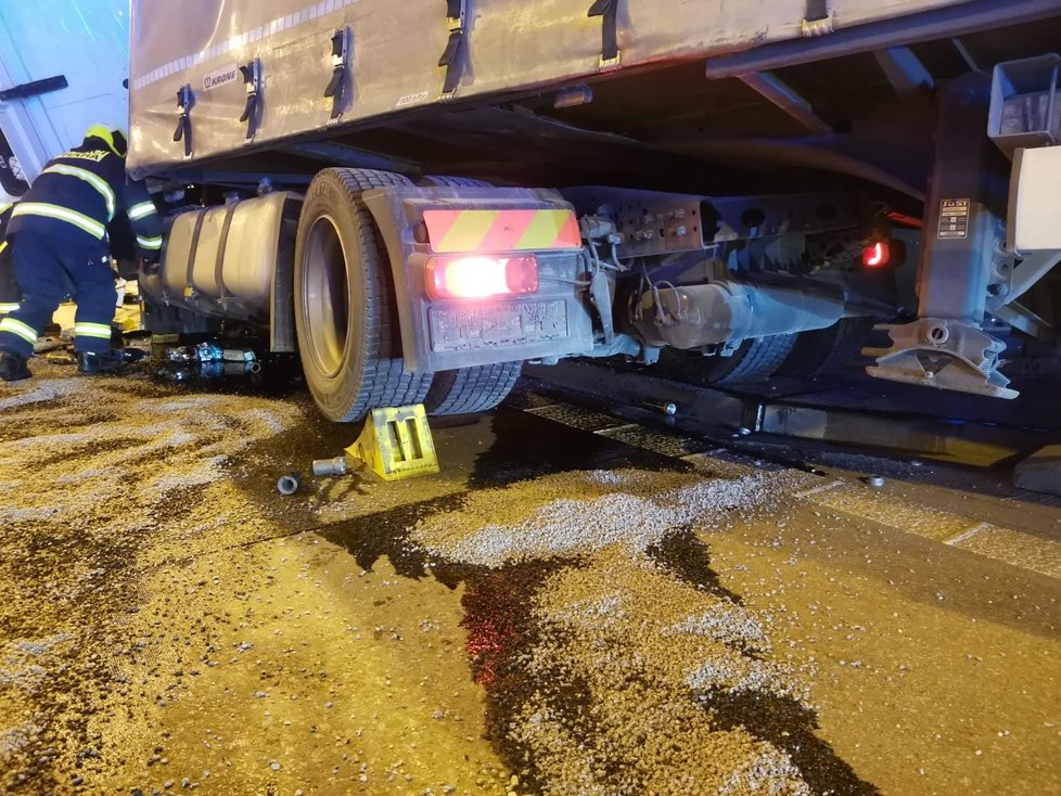 Pražské záchranné a bezpečnostní složky zasahovali v noci z pátku na sobotu v Komořanském tunelu. Kamion narazil do zdi a zůstal na boku. Zemřela jedna osoba.