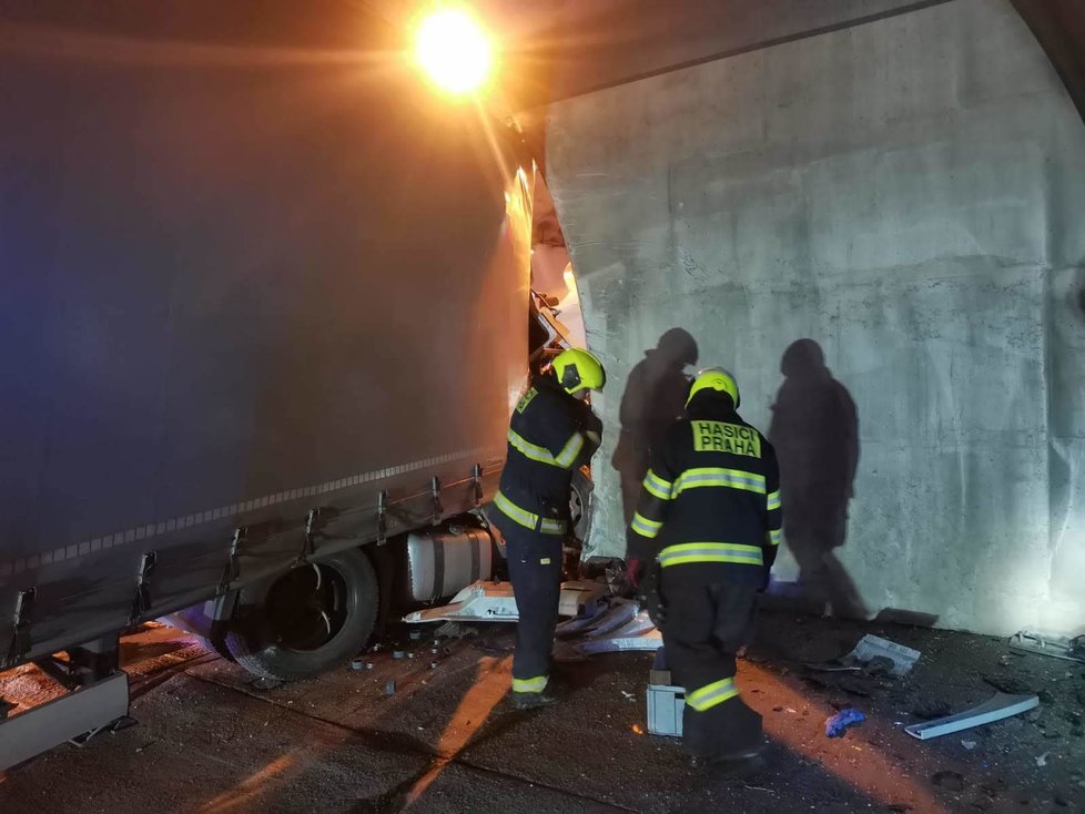 Pražské záchranné a bezpečnostní složky zasahovaly v noci z pátku na sobotu v Komořanském tunelu. Kamion narazil do zdi a zůstal na boku. Zemřela jedna osoba.