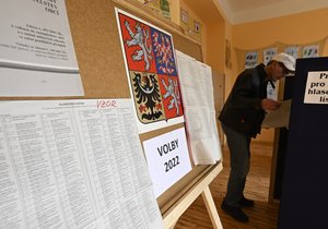 První den voleb do zastupitelstev obcí a třetiny Senátu, 23. září 2022, Základní škola Na Balabence, Praha.