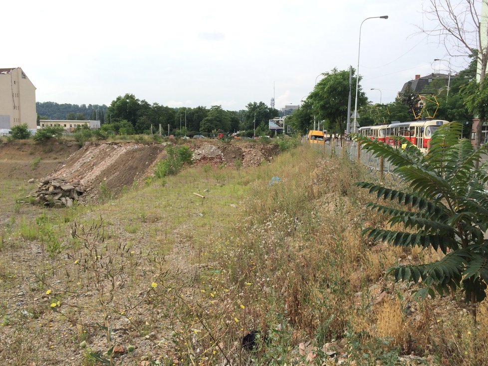 Bytový komplex měl stát vedle ulice Komunardů, po které jezdí tramvaje.