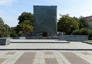 Radnice Prahy 6 se rozhodla zakrýt sochu sovětského maršála Ivana Koněva, někdo ji vzápětí strhl.