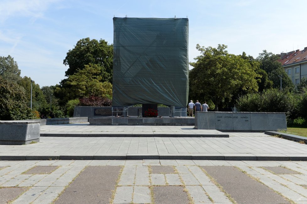 Radnice Prahy 6 se rozhodla zakrýt sochu sovětského maršála Ivana Koněva, někdo ji vzápětí strhl.