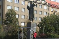 Praha 6 zakryla kontroverzní sochu maršála Koněva plachtou: Někdo ji vzápětí strhnul
