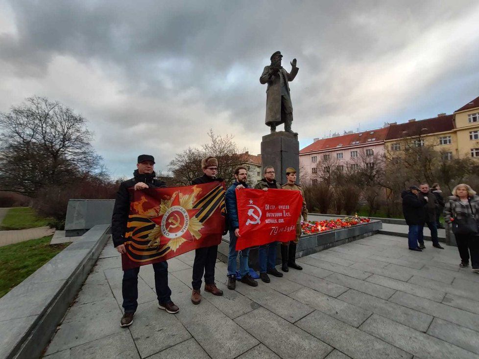 U sochy maršála Koněva v Praze 6 se 28. prosince 2019 sešli příznivci i odpůrci odstranění sochy.