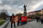 Protest u sochy maršála Koněva předtím, než byla odstraněna.