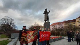 Protest u sochy maršála Koněva předtím, než byla odstraněna.