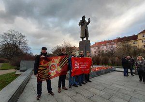 U sochy maršála Koněva v Praze 6 se 28. prosince 2019 sešli příznivci i odpůrci odstranění sochy.