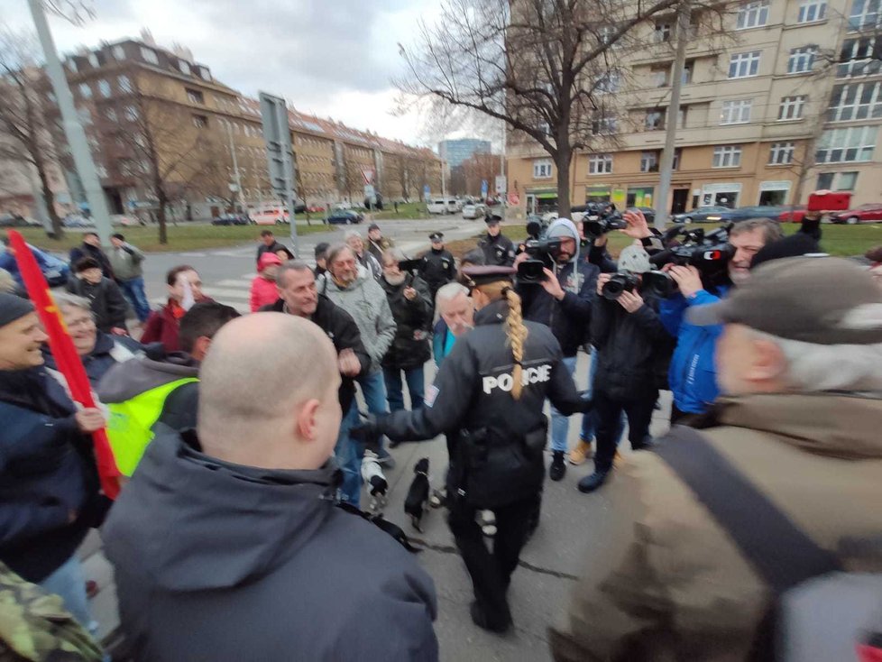 U sochy maršála Koněva v Praze 6 se 28. prosince 2019 sešli příznivci i odpůrci odstranění sochy.