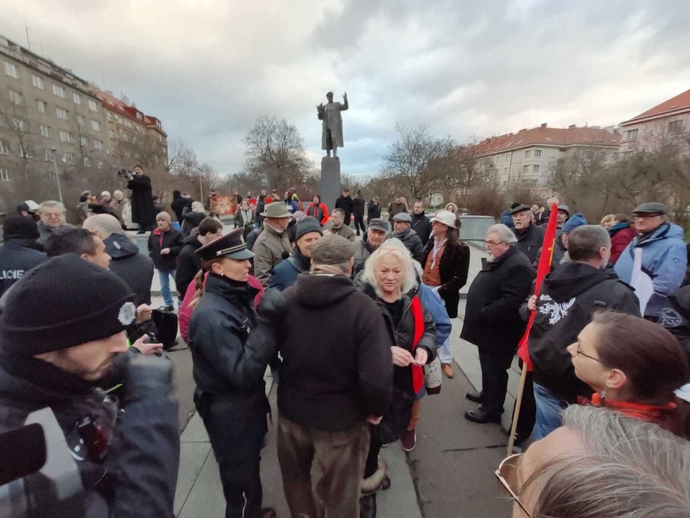 U sochy maršála Koněva v Praze 6 se 28. prosince 2019 sešli příznivci i odpůrci odstranění sochy.