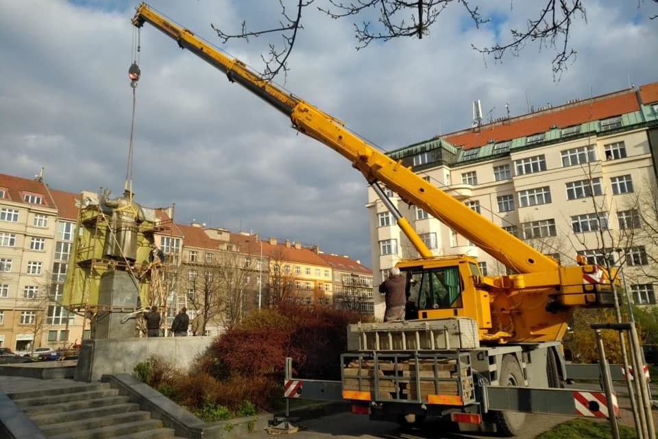 Jeřáb odstraňuje sochu maršála Koněva, 3. dubna 2020.