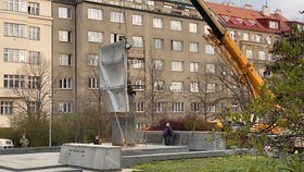 Jeřáb odstraňuje sochu maršála Koněva, 3. dubna 2020.