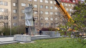 Jeřáb odstraňuje sochu maršála Koněva, 3. dubna 2020.