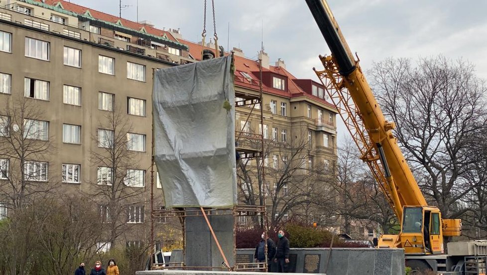 Jeřáb odstraňuje sochu maršála Koněva, 3. dubna 2020.