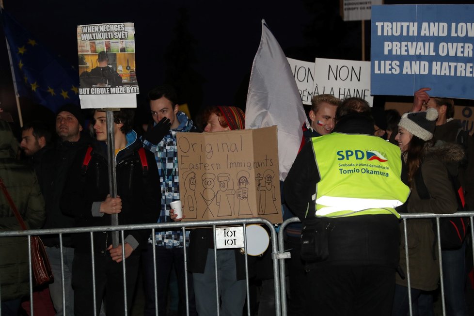 Konferenci provázely protesty. Demonstrací se zúčastnily stovky lidí