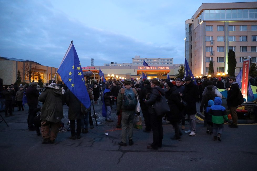 Konferenci provázely protesty. Demonstrací se zúčastnily stovky lidí