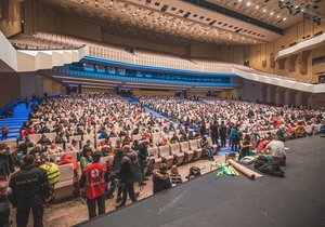 Snímek ukrajinských uprchlíků čekajících v Kongresovém centru na Vyšehradě v Praze
