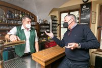 První den rozvolnění v pražských restauracích: Dobrá atmosféra, provozovatelé čekají vyšší návštěvnost