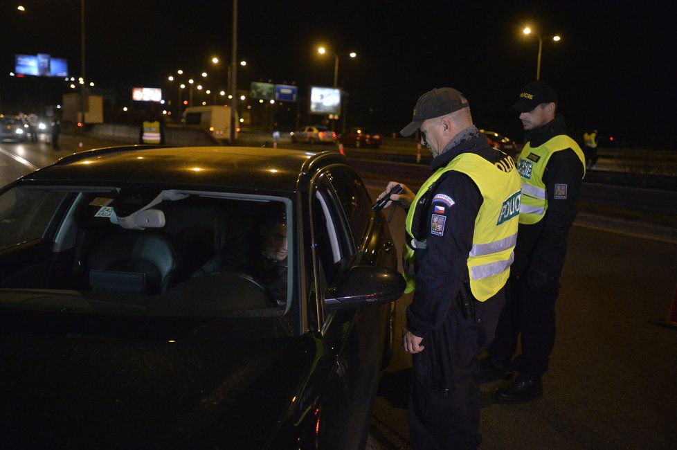 Policisté zkontrolovali přes tisícovku řidičů během sobotní noci.