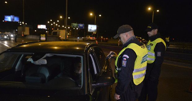 Neukázněnou řidičku naháněli policisté na Smíchově: Cestu jí zatarasil až vůz v protisměru