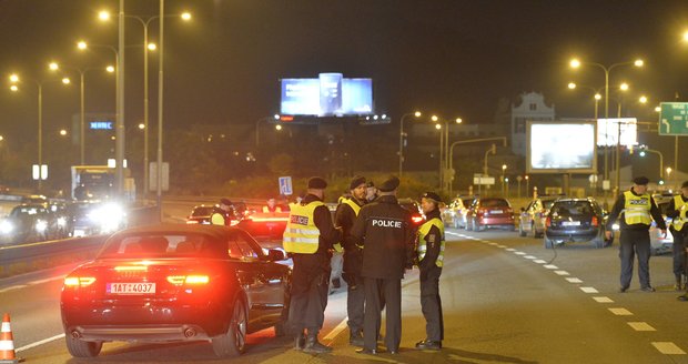 Policisté zkontrolovali přes tisícovku řidičů během sobotní noci.