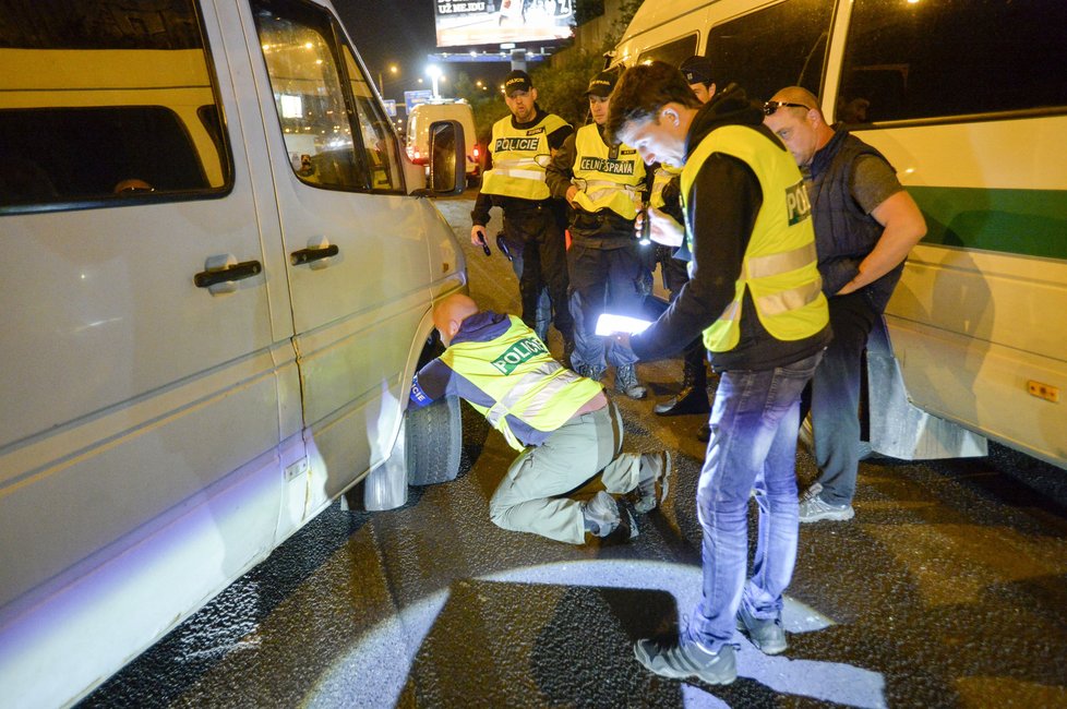 Policisté zkontrolovali přes tisícovku řidičů během sobotní noci.