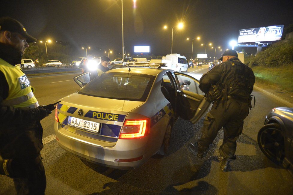 Policisté zkontrolovali přes tisícovku řidičů během sobotní noci.