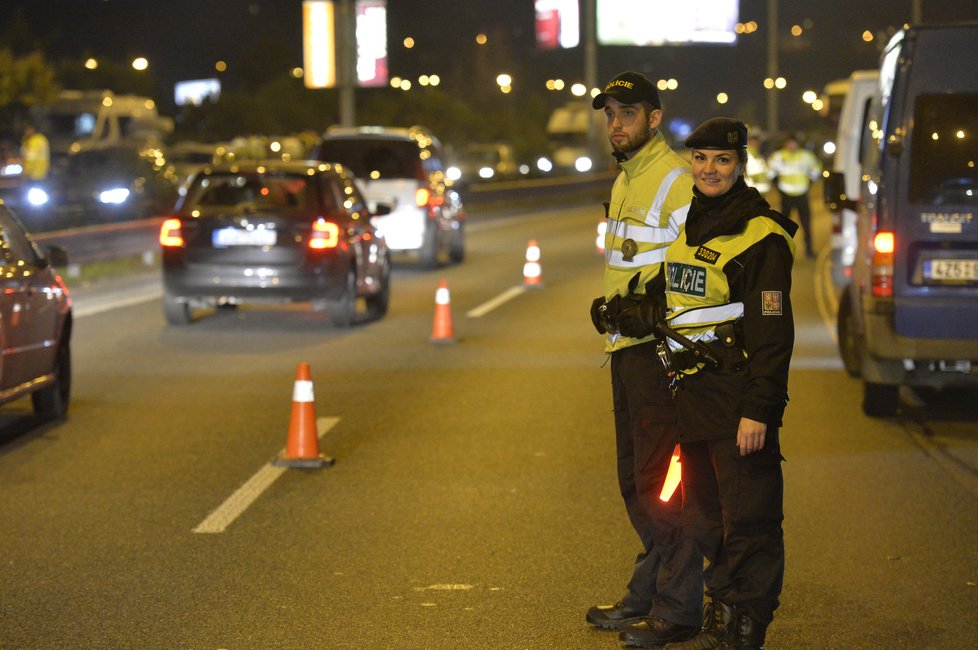 Policisté zkontrolovali přes tisícovku řidičů během sobotní noci.