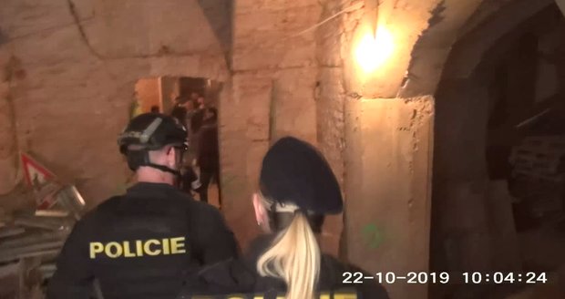 Cizinecká policie při kontrolách na dvou stavbách v Praze 2 našla 48 nelegálně pracujících cizinců.