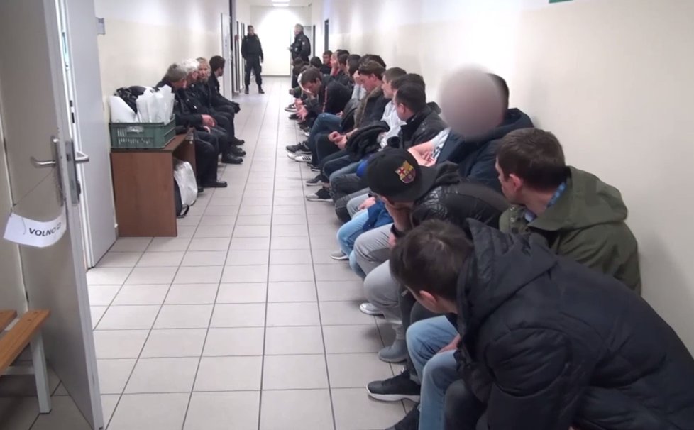 Cizinecká policie při kontrolách na dvou stavbách v Praze 2 našla 48 nelegálně pracujících cizinců.