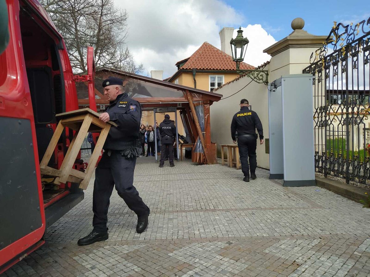 Odstraňování zábran na Pražském hradě. (17. dubna 2023)